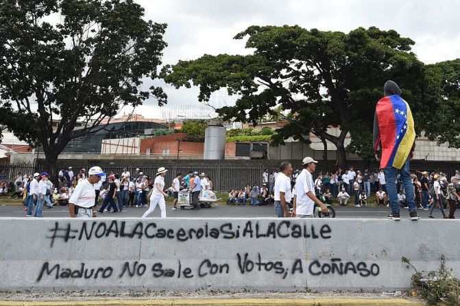 Los opositores de Nicolás Maduro salieron a las calles para rechazar la decisión de suspender el referendo revocatorio contra el presidente.