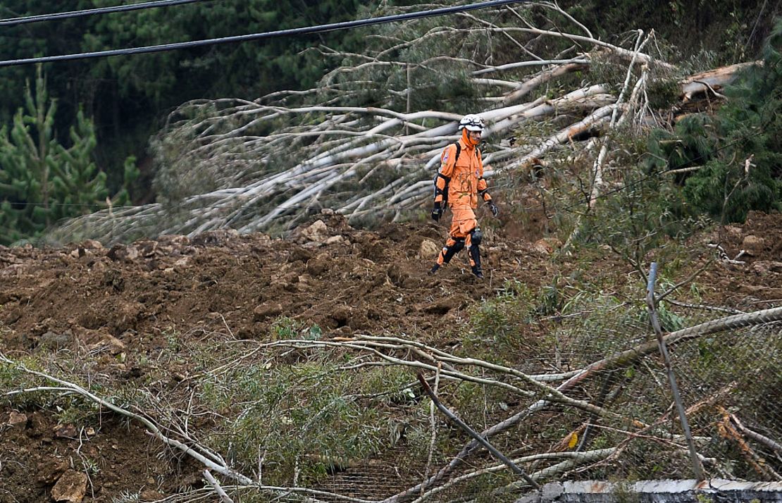 Un rescatista busca supervivientes en el deslizamiento de tierra en el sector de Copacabana, cerca a Medellín