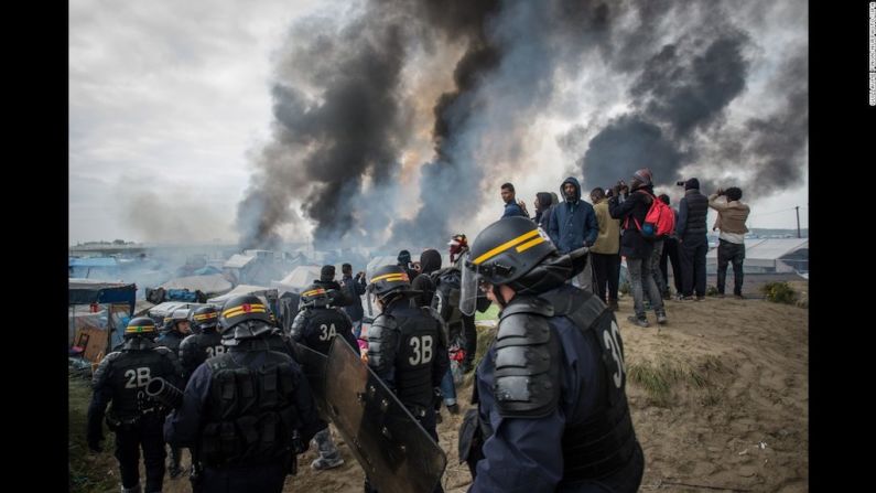 Adiós a ‘La Jungla’ de Calais — Una columna de fuego se eleva en ‘La Jungla’, el improvisado campamento de inmigrantes más conocido de Europa. Esta semana se inició la demolición de este lugar. Muchos inmigrantes prendieron fuego a las tiendas de campaña y más de 4.400 personas fueron sacadas en buses hacia otras regiones de Francia.