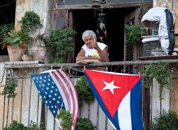 Voto histórico de EE.UU. sobre el embargo a Cuba — Estados Unidos se abstuvo este miércoles de votar en contra de la resolución de la Asamblea de la ONU que cada año condena el embargo comercial contra Cuba y pide su fin. Históricamente ese país ha votado no y este paso es visto como un avance hacia la normalización de las relaciones entre Washington y La Habana. Por primera vez esta medida es aprobada sin ningún voto en contra.