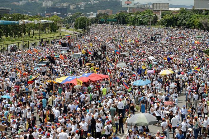 Marchas en Venezuela — Este miércoles se registró una multitudinaria manifestación en Venezuela en contra de la decisión de suspender el referéndum revocatorio contra el presidente Nicolás Maduro. Oficialistas también salieron a las calles para apoyar al mandatario. Se registraron varios heridos en algunas regiones del país.