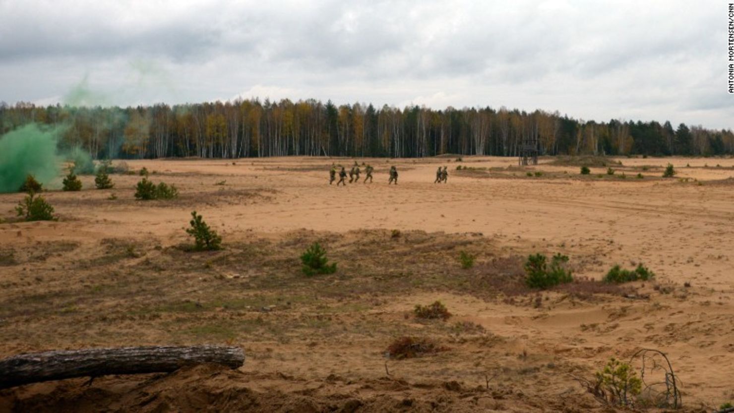 Reclutas lituanos entrenan con soldados estadounidenses en la frontera.
