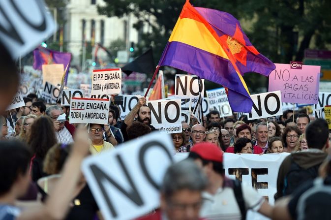 Manifestantes se reunieron en el centro de Madrid para marchar contra la investidura de Mariano Rajoy, que se debatía en el Congreso.