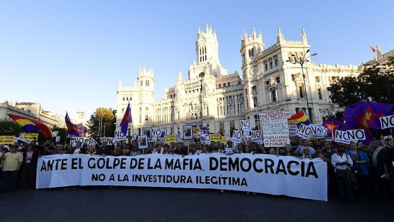 Los manifestantes portaban carteles que decían "no" a la investidura, y consignas contra el Partido Socialista, cuya abstención facilitó el gobierno de Rajoy.