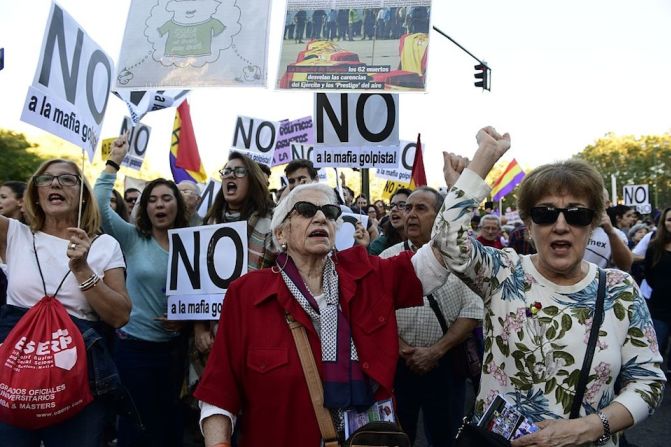 Los manifestantes portaban carteles que decían "no" a la investidura, y consignas contra el Partido Socialista, cuya abstención facilitó el gobierno de Rajoy.