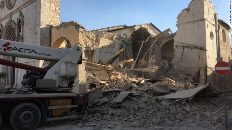 El terremoto afectó severamente a la basílica de San Benedetto en Norcia, de la que prácticamente solo quedó su fachada.