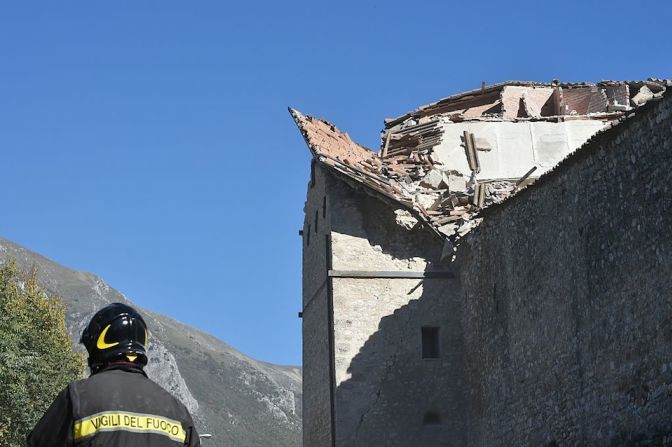 Imagen de un edificio dañado en Norcia, ciudad situada a 6 km del epicentro del sismo de este 30 de octubre.