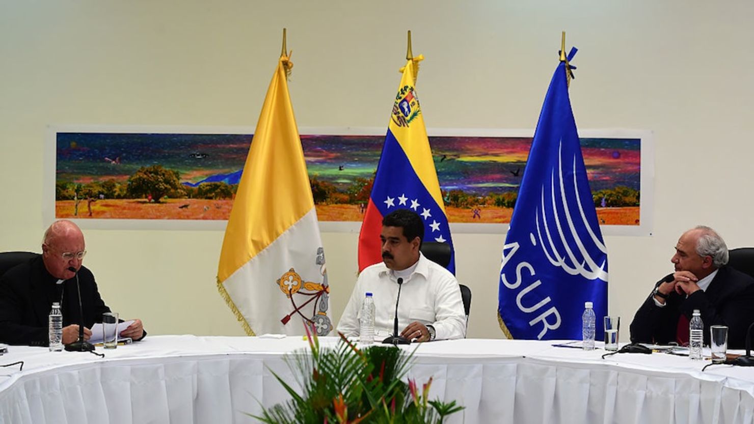 Nicolás Maduro,  en la mesa de diálogo junto con Ernesto Samper y el enviado del Vaticano