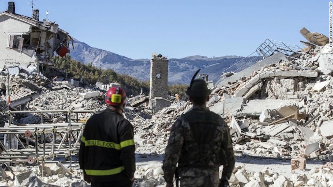 Un bombero y un soldado vigilan los escombros en Amatrice el domingo 30 de octubre luego de que un terremoto de magnitud 6,6 azotara el centro de Italia.