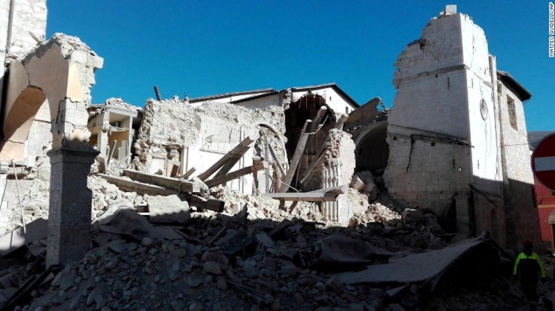 Así quedó la basílica de San Benedetto en Norcia, al centro de Italia, luego del terremoto 6,6 que sacudió el centro de Italia.