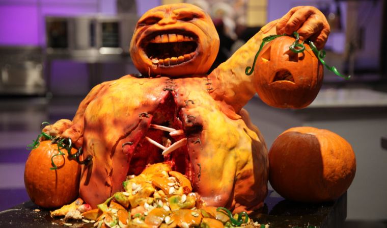 Concursantes del programa “Guerras de Halloween” crearon sus mejores pasteles para aterrorizar a niños y adultos durante esta fecha. Aquí una representación del pecado de la gula hecha calabaza.