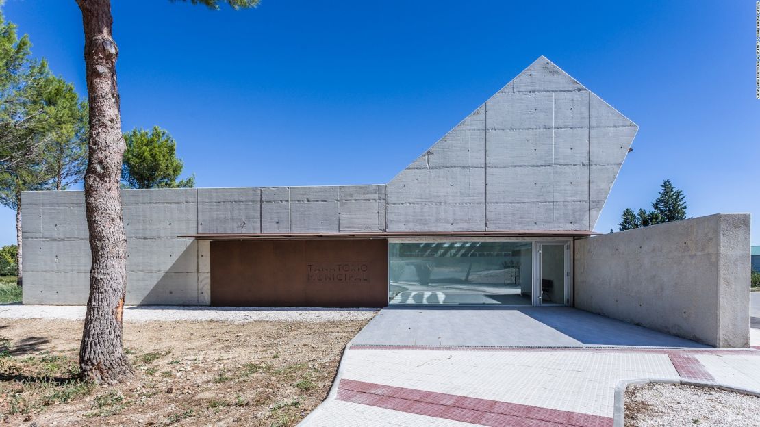 Esta morgue, diseñada por Salas Arquitectura + Diseños, busca conectar a los dolientes con el más allá, usando la luz natural y rincones íntimos.