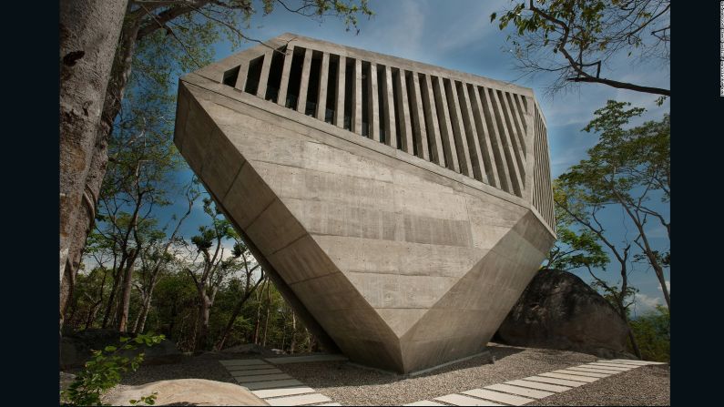 La Capilla del Atardecer, México | Escondida en un bosque en Acapulco, México, la Capilla del Atardecer tiene doble función: de un lado un espacio para efectuar bodas y al otro, un mausoleo.