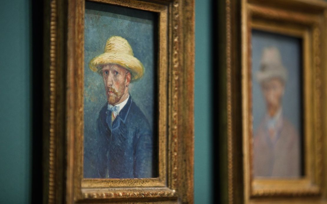 A la izquierda, un retrato de Theo Van Gogh realizado por su famoso hermano, Vincent Van Gogh.