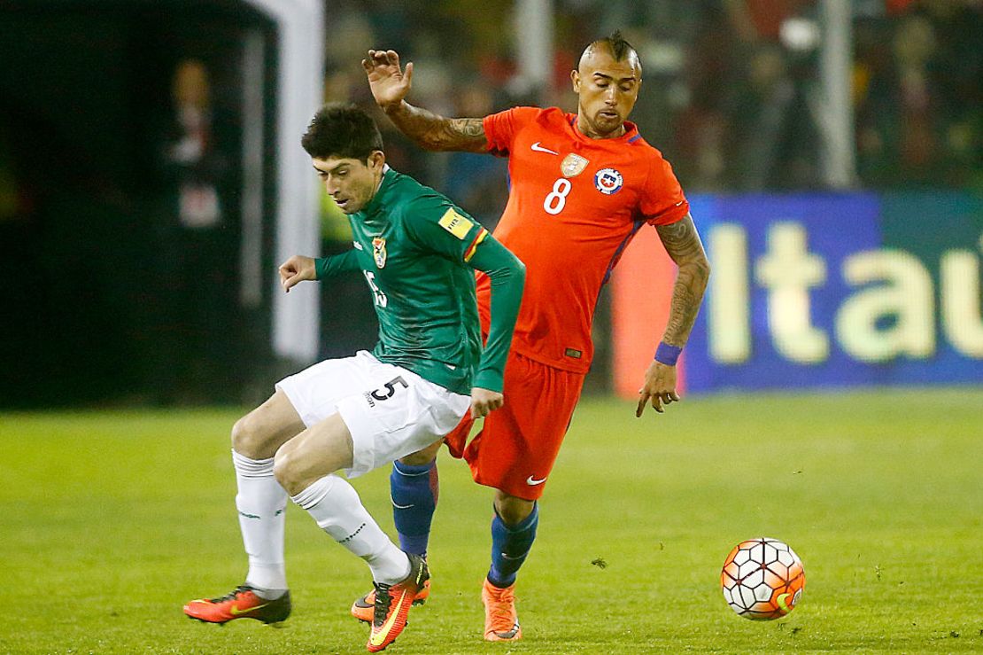 Nelson Cabrera (a la izquierda) disputa el balón con Arturo Vidal de Chile en un encuentro oficial de la FIFA el pasado 6 de septiembre en Santiago de Chile.