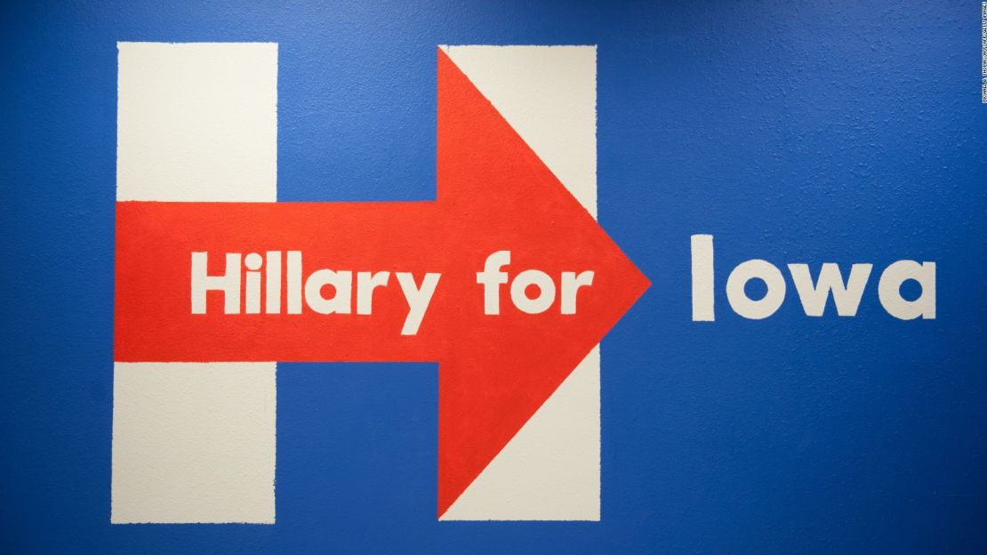 Un afiche de la campaña de Hillary Clinton previo a la asambleas partidistas en Iowa.