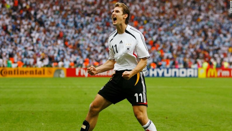 Klose celebra uno de sus goles en 2006.