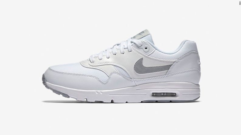 Nike Air Max – Lanzados en 1987 con sus cápsulas de aire, los Nike Ai Max fueron comercializados como un producto revolucionario en la amortiguación de aire. Su diseñador fue Tinker Hatfield, un arquitecto que plasmó sus conocimientos sobre construcción en el diseño de zapatos. Hatfield dijo que la tubería expuesta del Centro Pompidou de París inspiró el diseño de estos tenis y por eso decidió crear una especie de ventana en el zapato.