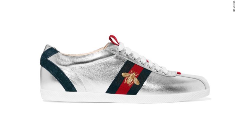 Gucci – Gucci fue la primera marca de diseñador en producir tenis. En 1984 lanzó sus zapatos deportivos clásicos, hechos con cuero italiano blanco y el sello característico de la marca de rayas rojas y verdes. Lo que llevó a que con el tiempo el modelo se reprodujera con diseños mucho más atrevidos, como el bordado de la abeja dorada que tiene este zapato.