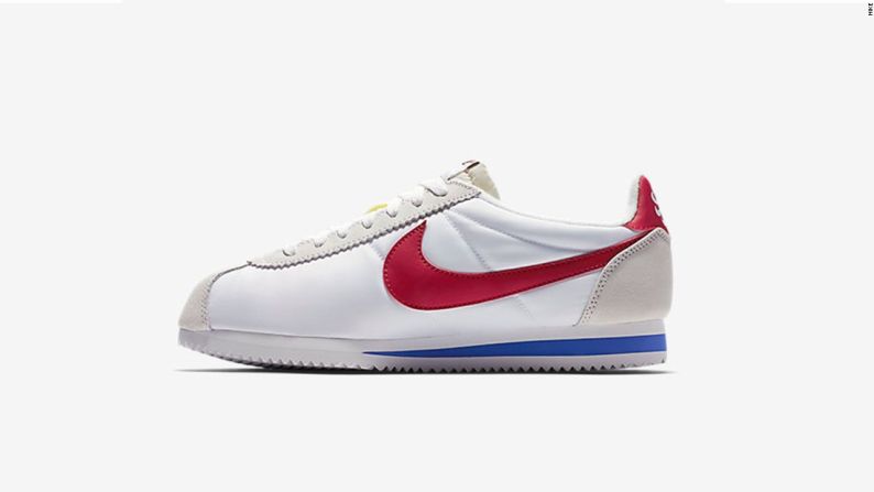 Nike Cortez– Diseñados por el entrenador Olímpico estodunidense Bill Bowerman, los Nike Cortez salieron al mercado como los primeros tenis modernos de cadena y fueron lanzados antes de los Olímpicos de Munich en 1972. Los zapatos ganaron una fama legendaria gracias a la película Forrest Gump, pues fueron el regalo que el protagonista recibió de Jenny para correr todo Estados Unidos.