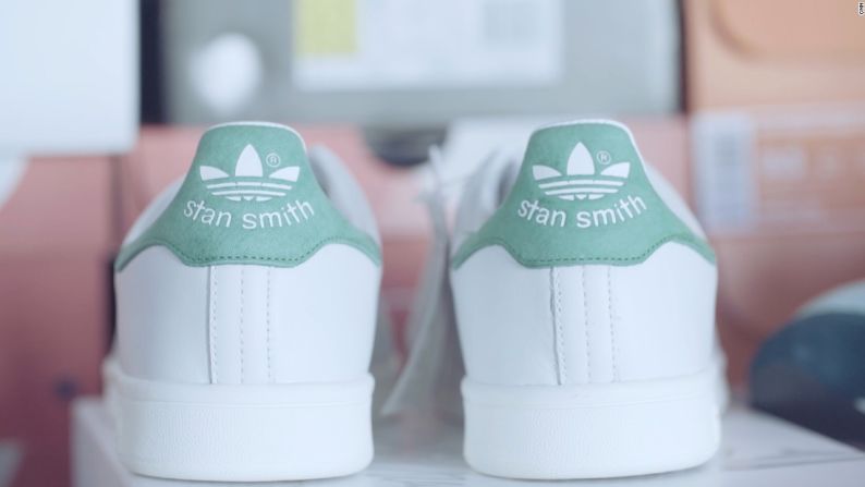 Adidas Stan Smiths- Estos zapatos son tan populares que las generaciones más jóvenes de quienes los usan no saben que llevan el nombre de un campeón mundial de tennis. Stan Smith ganó el abierto de Estados Unidos en 1971 y el siguiente año el de Wimbledon. Tal vez, este jugador es más conocido porque los tenis clásicos de Adidas, que se convirtieron en un símbolo de la moda en 2015, llevan su nombre.