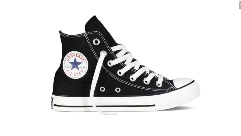 Los tenis comenzaron siendo un prenda para hacer ejercicio, pero con el tiempo se convirtieron en objeto de culto. – Chuck Taylor All Stars: de acuerdo a su biógrafo Abe Aamidor, Chuck Taylor era un basquetbolista de Indiana que empezó a jugar en el equipo patrocinado de Converse, los All Stars. Visitando universidades de Estados Unidos como representante de la marca, Taylor se hizo tan famoso que en 1932 la marca le puso su nombre a un par de tenis. Los 'Chuck' fueron los primeros en una larga lista de zapatos inspirados en celebridades y se convirtieron en uno de los tenis de baloncesto más vendidos de todos los tiempos.