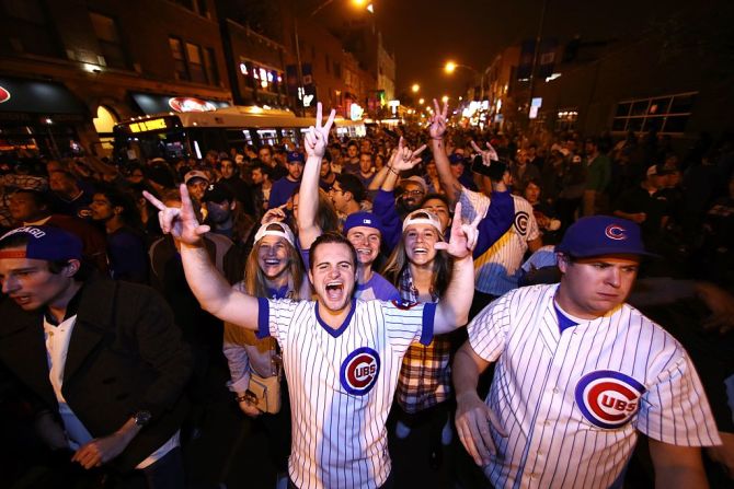 Los fanáticos de los Cubs de Chicago celebraron a las afueras del estadio Progressive Field tras la victoria de los Cubs este miércoles.