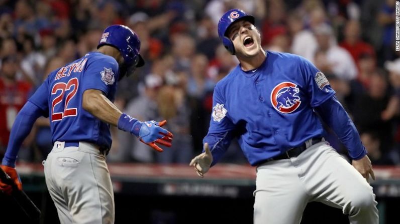 Anthony Rizzo de los Cubs de Chicago celebró con Jason Heyward al completar una carrera en la décima entrada del séptimo juego.