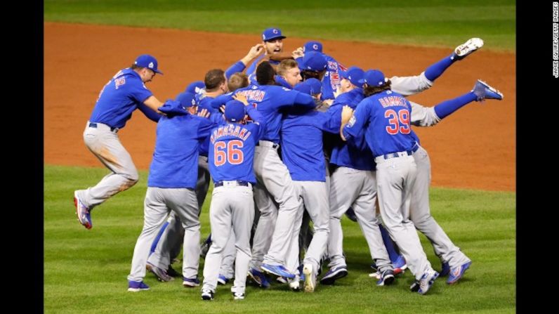 Tras 108 años esperando por una victoria, los Cubs de Chicago se llevaron el título de la Serie Mundial ante los Indians de Cleveland en el Progressive Field Stadium este 2 de noviembre.