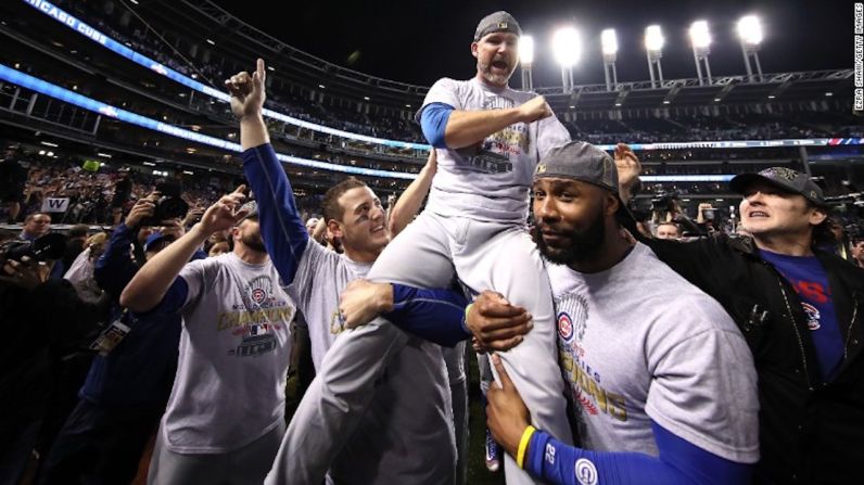 Anthony Rizzo, David Ross y Jason Heyward celebraron la victoria de los Cubs junto al actor John Cusack.