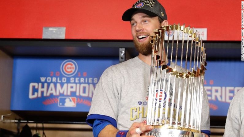 Ben Zobrist, el jugador más valioso (MVP) de la Serie Mundial, sostiene el trofeo luego de la victoria de los Cubs de Chicago frente a los Indians de Cleveland 8-7.