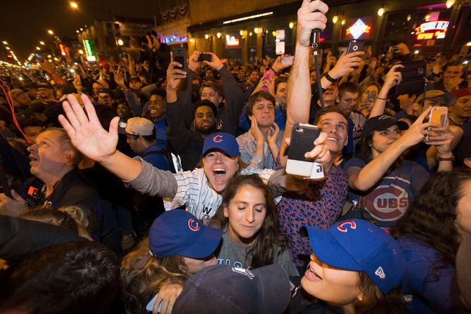 Los fanáticos celebraron la esperada victoria en las calles de Chicago cerca del estadio Wrigley Field de esa ciudad.