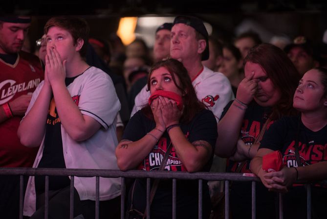 Pero no todo fue felicidad: los fanáticos de los Indians de Cleveland que seguían el juego a las afueras del Progressive Field Stadium de Cleveland lamentaron que su equipo no lograra superar la mala racha que tienen desde hace 68 años. Los Indians ganaron su última serie mundial en 1948.