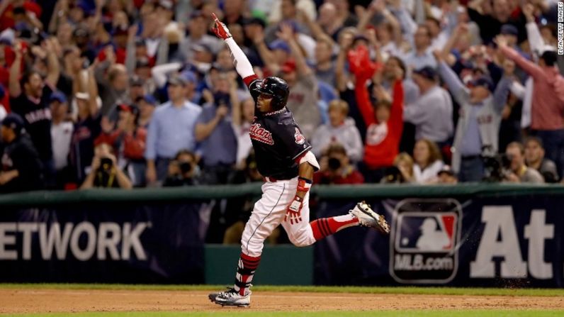 Rajai Davis de los Indians celebra luego de anotar un cuadrangular en la octava entrada con lo que empató el séptimo juego 6-6.