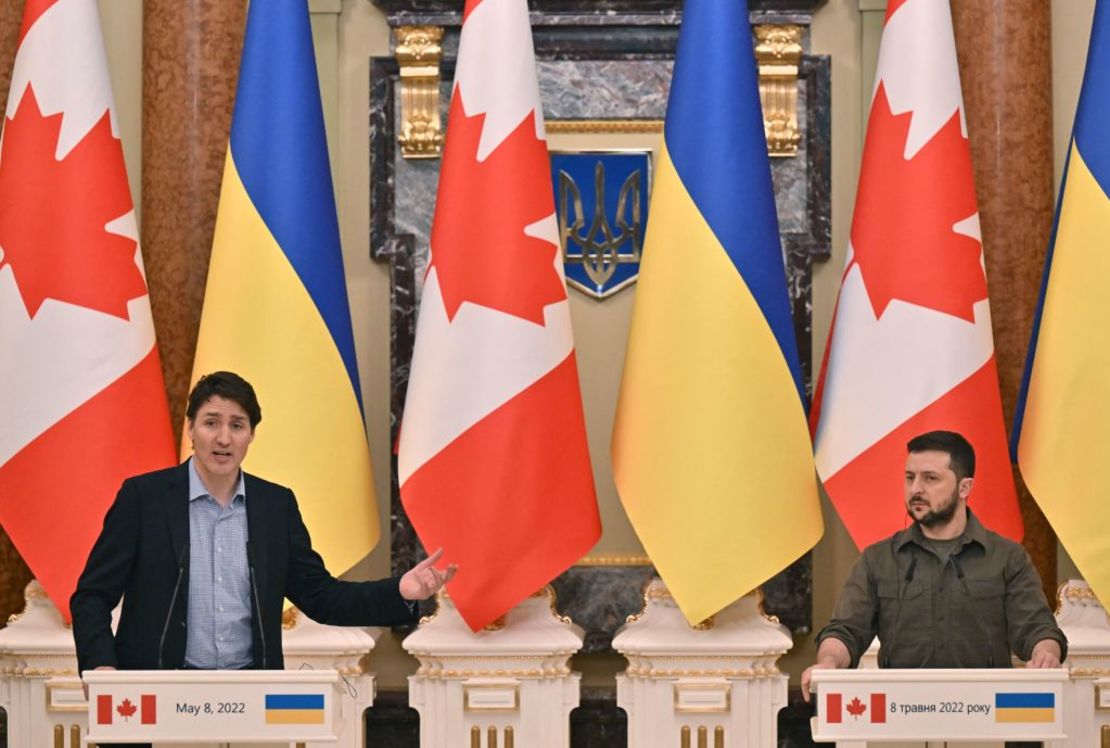 El presidente de Ucrania, Volodymyr Zelensky, a la derecha, y el primer ministro de Canadá, Justin Trudeau, se dirigen a una conferencia de prensa conjunta en Kyiv el domingo.