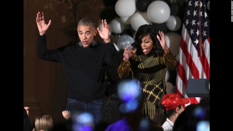 ‘Thriller’ en la Casa Blanca — En su última fiesta de Halloween en la Casa Blanca, el presidente de Estados Unidos, Barack Obama y la primera dama Michelle Obama, bailaron al ritmo de la música de Michael Jackson.