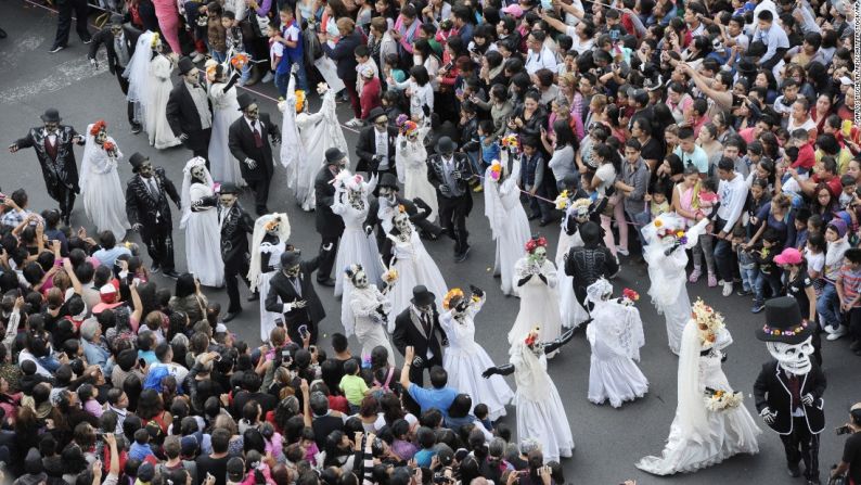 Día de los Muertos — Los mexicanos celebraron el tradicional Día de los Muertos con un monumental desfile lleno de carros alegóricos, bailarines y cientos de personas que llenaron de alegría y colores la avenida más importante de la capital azteca: el Paseo de la Reforma.