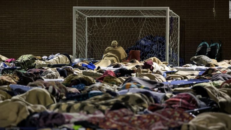 Más temblores en Italia — Dos sismos de magnitud 6,6 y 5,0 sacudieron esta semana Italia, uno de ellos el terremoto más fuerte en golpear el país en tres décadas. Más de 15.000 personas han sido ubicadas temporalmente en refugios —como este en Camerino, Italia— tras esta cadena de sismos que ha estremecido la región en los últimos meses.