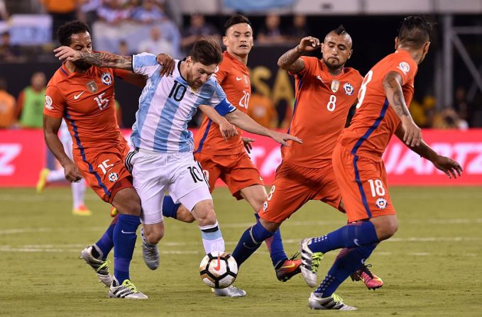 Argentina, ¿sin mundial? — Argentina quedó momentáneamente por fuera del repechaje para el Mundial de Rusia 2018 por la decisión de la FIFA de sancionar a Bolivia por incumplir con los requisitos para la convocatoria de uno de sus jugadores en los partidos oficiales contra Perú y Chile. Así, ‘La Roja’ subió al quinto lugar y dejó a Argentina en sexto lugar.