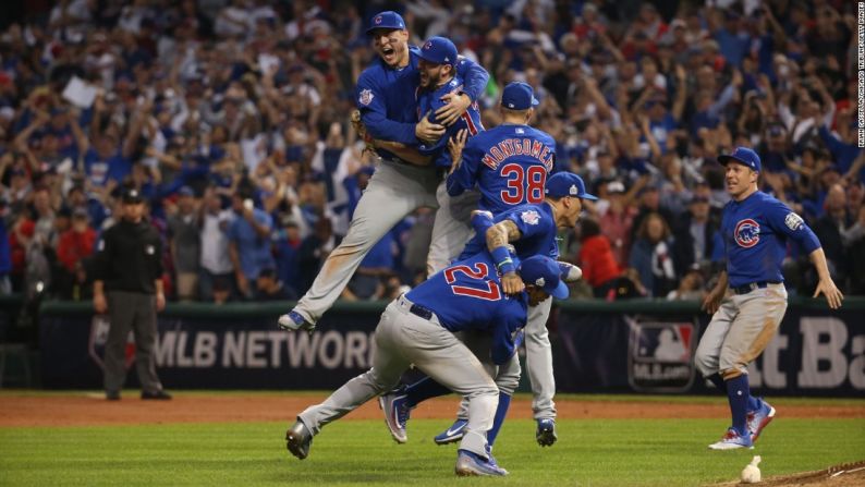 Victoria histórica — Los Cubs de Chicago hicieron historia este miércoles tras ganar la Serie Mundial luego de 108 años de sequía. Los ‘Cachorros’ derrotaron 8-7 a los Indians de Cleveland en una dramática final de 10 entradas en el séptimo juego.