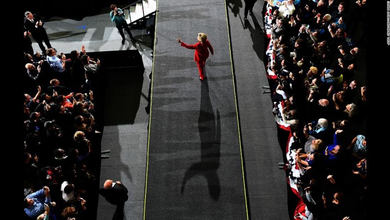 Recta final — Los candidatos a la presidencia de Estados Unidos se juegan esta semana sus últimas cartas antes del día de la elección para llegar a la Casa Blanca. Mientras Donald Trump estuvo en Wisconsin, Hillary Clinton (en la foto) hizo una de sus últimas paradas de campaña en Ohio, ambos estados decisivos.