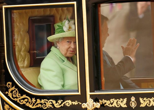 Visita Real — La Reina Isabel II viaja en coche por las calles de Londres junto al presidente Juan Manuel Santos, en la primera visita de Estado a Reino Unido de un mandatario colombiano a ese país. Santos visitó el Palacio de Buckingham, la Abadía de Westminster, el Castillo de Stormont y se reunió con empresarios británicos.