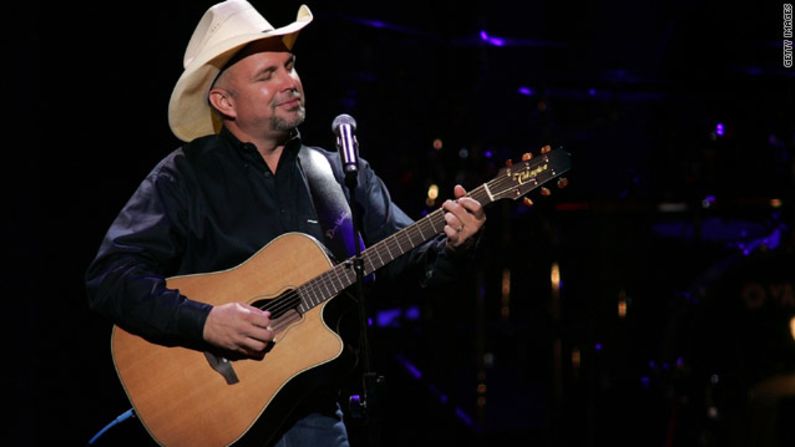 El cantante de música country Garth Books es uno de los famosos que más ganó en el 2016, con 70 millones de dólares. Puesto 15 de la lista.