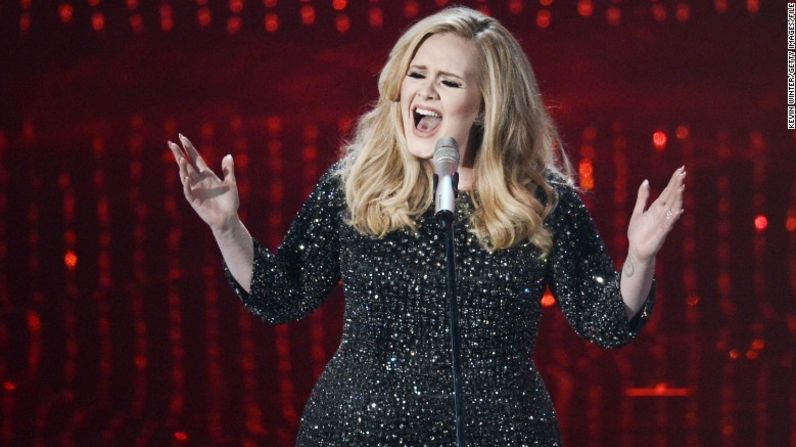 Adele está en el noveno lugar de los famosos que más ganaron este año según Forbes, con 80,5 millones de dólares.