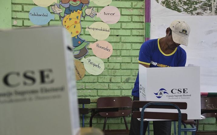 Un ciudadano ejerce su derecho al voto, en Managua, durante las elecciones presidenciales de Nicaragua.