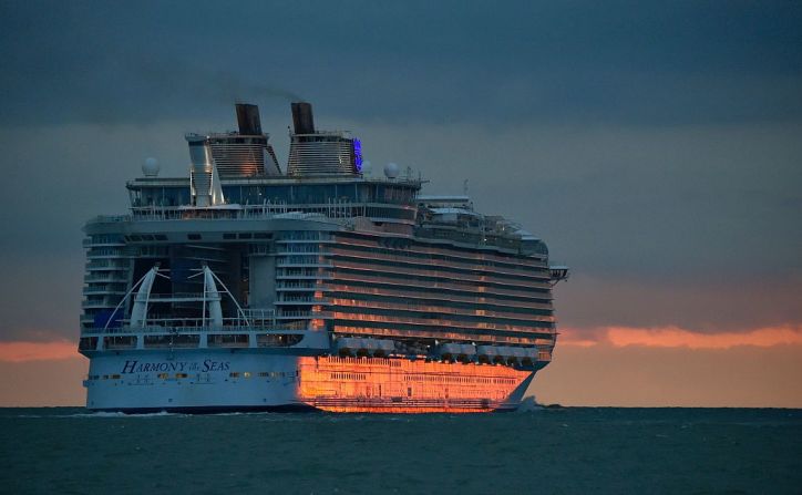 El Harmony of the Seas llegó este sábado a Port Everglades en medio de una ceremonia de bautizo y celebración tras cruzar el Atlántico desde Barcelona.