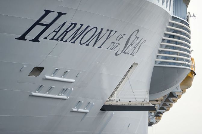 El Harmony of the Seas es el barco crucero más grande del mundo. Pertenece a la compañía Royal Caribbean y desde este domingo empezó a hacer viajes desde Florida. En esta foto de mayo de 2016 se le ve durante la ceremonia de entrega del barco.