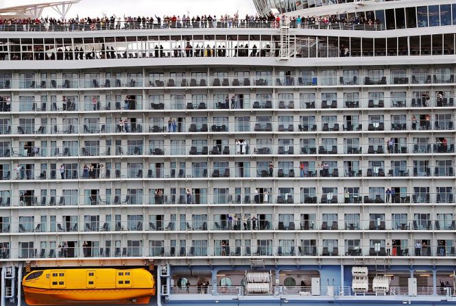 Los pasajeros saludan desde sus cubiertas mientras el Harmony of the Seas cruise sale de Southampton en Inglaterra, en mayo de 2016.