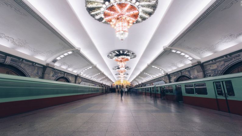 Elaine Li fotografió momentos poco vistos de la vida cotidiana norcoreana. Uno de los más destacados: su viaje en el metro de Pyongyang.