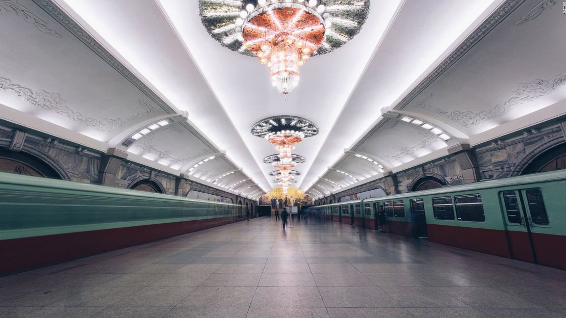 Elaine Li fotografió momentos poco vistos de la vida cotidiana norcoreana. Uno de los más destacados: su viaje en el metro de Pyongyang.